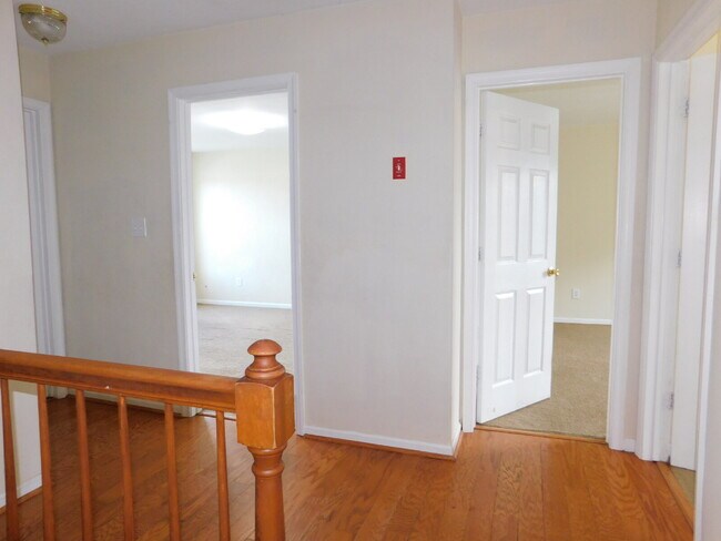 Building Photo - "Spacious 4-Bedroom Gem on Hughart Street with 2.5 Bathrooms and 2108 Sq. Ft. of Comfort!"