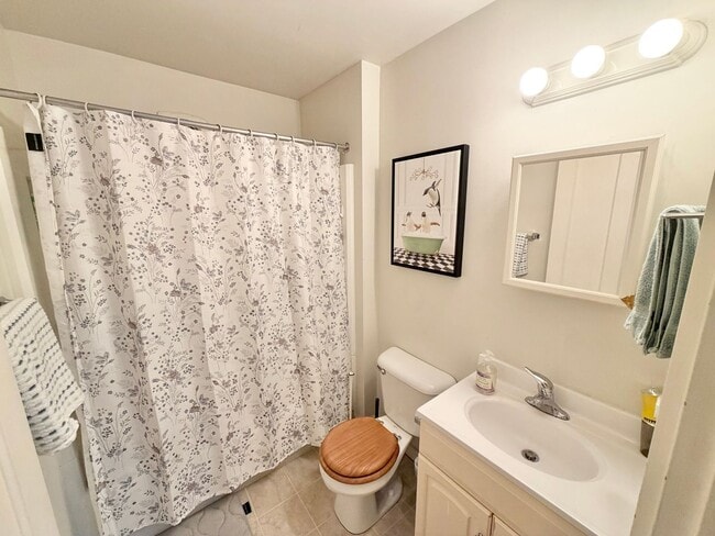 Building Photo - 3 Bedroom Apartment in Burlington VT Available NOW! OFF STREET PARKING, LAUNDRY, HEAT INCLUDED!