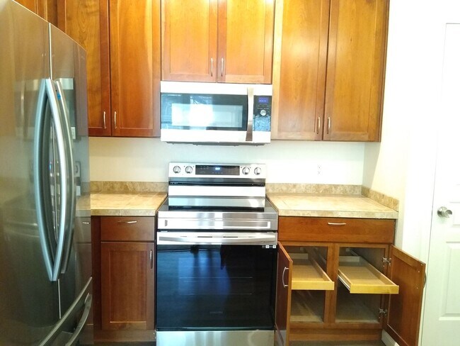 Building Photo - Beautiful and Spacious 3 Bedroom 2 Bath To...