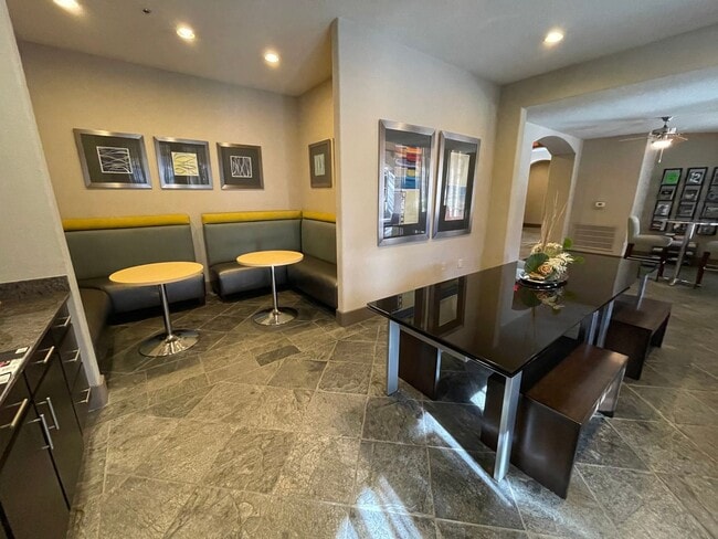 Building Photo - AVAILABLE NOW! 2-Bed/2-Bath with Garage near Vanderbilt and Belmont