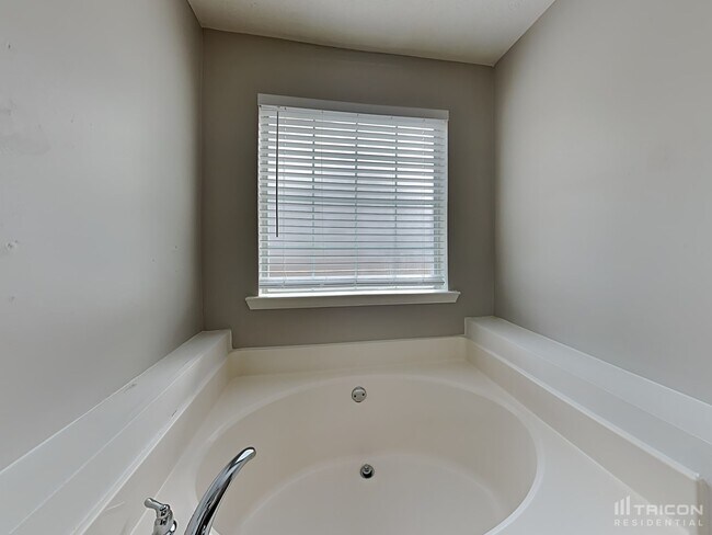 Building Photo - 325 Plantation Blvd
