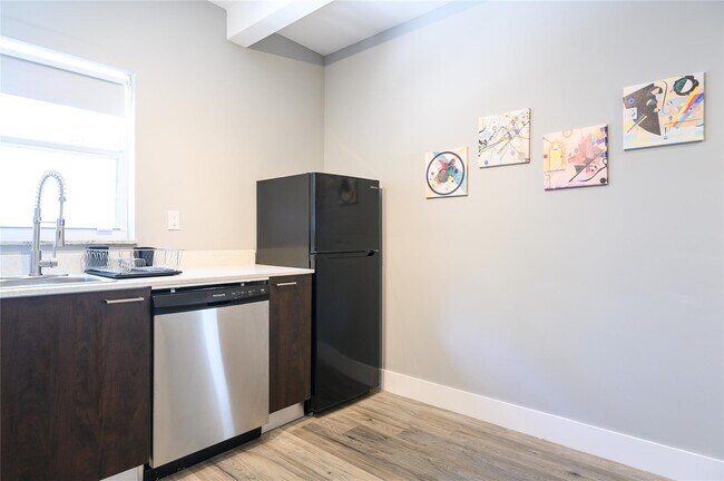 Building Photo - 1020 N Victoria Park Rd