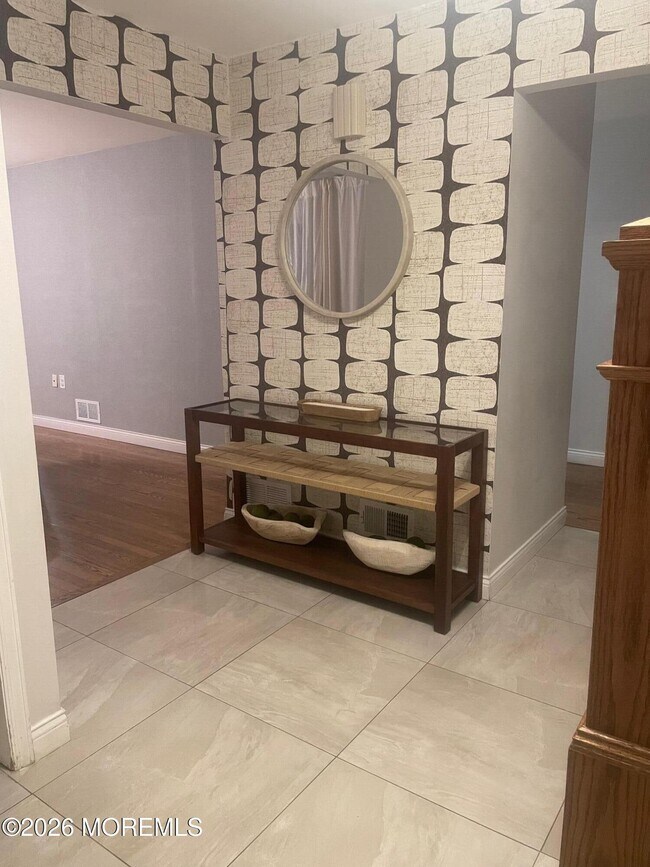 Building Photo - 81 Hollywood Ave