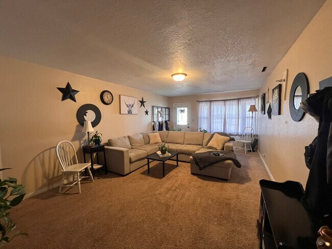 Building Photo - 520 Sunnyslope St