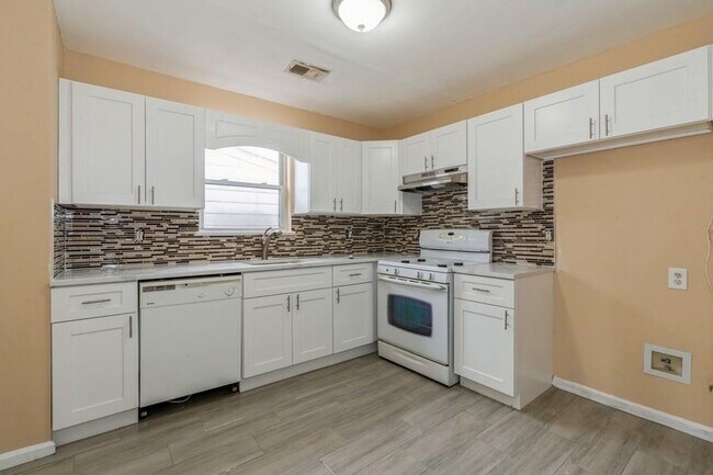 Building Photo - 7 Halleck St