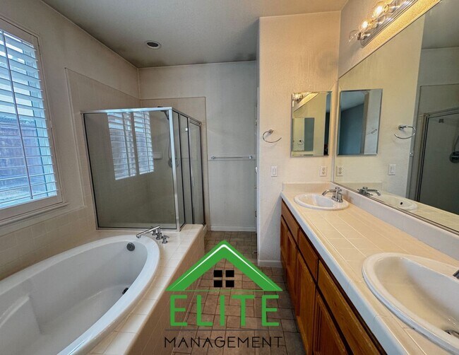 Building Photo - **Spacious 4-Bedroom Single-Story Home in ...