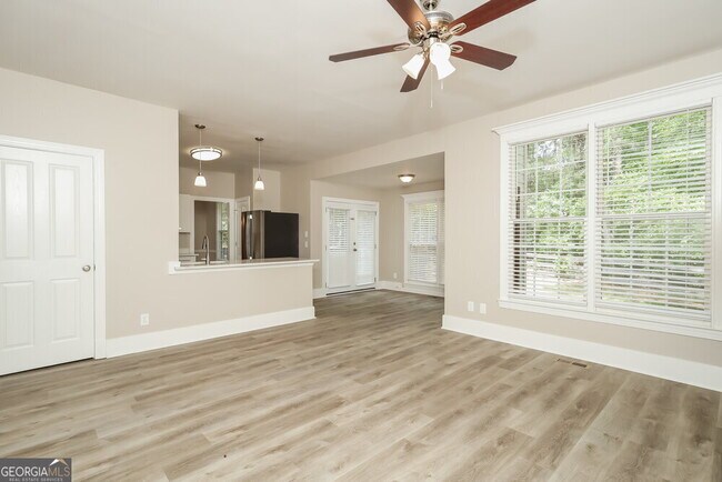 Building Photo - 3073 Essex Dr