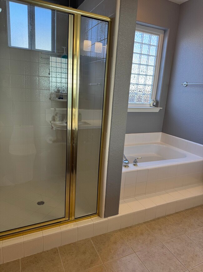 Building Photo - 1361 Elges Ave