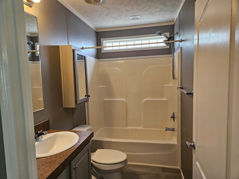 Building Photo - 94 Lynnwood Cir