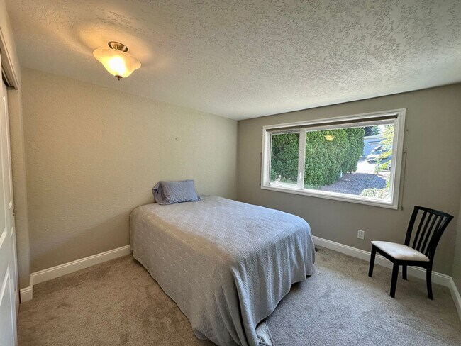 Building Photo - 2710 Lakeridge Ln