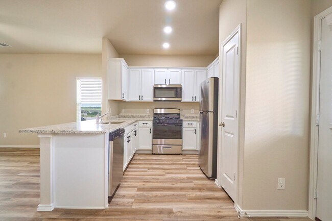 Building Photo - Hunters Ranch Beauty! 3 Bedroom 2 1/2 Bath Townhome