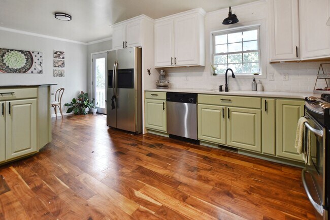 Building Photo - Pet Friendly Three Bedroom with Basement!