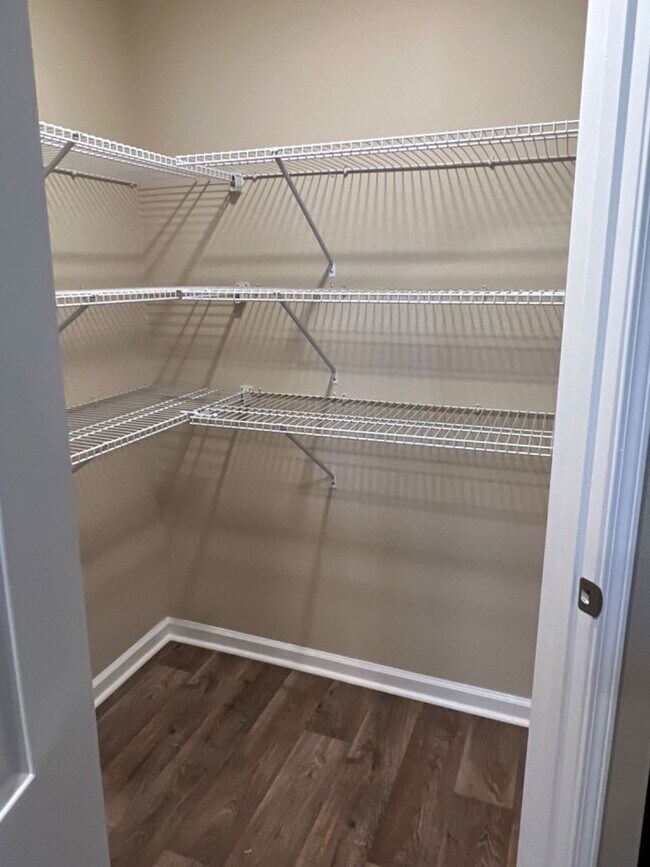 Building Photo - Spacious Modern Home in a Quiet Community!