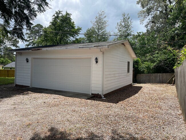 Building Photo - 106 Silver Bluff Rd