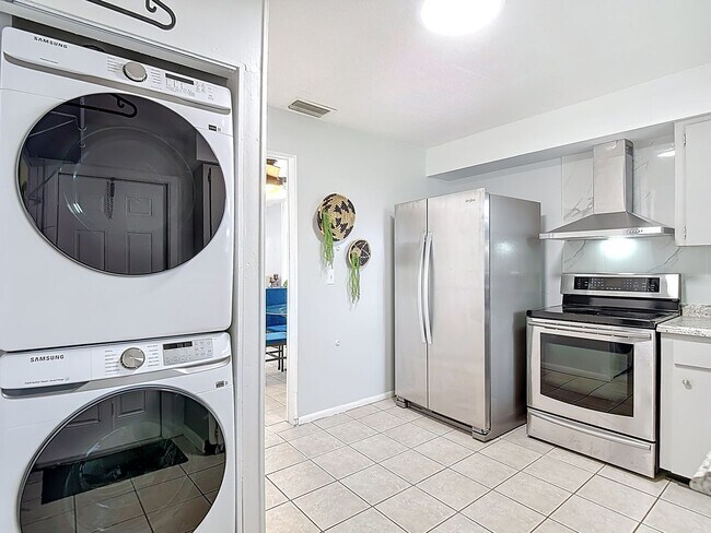 Building Photo - 2 BEDROOM 1 BATH APARTMENT HOME LOCATED IN ST. PETERSBURG, FL
