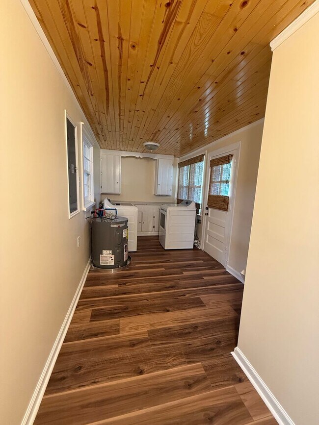 Building Photo - Charming 3-Bedroom Home in the Heart of Mu...