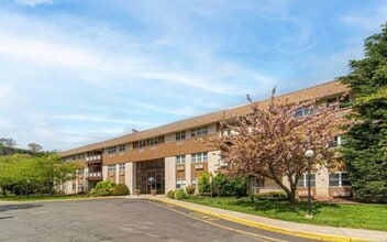 Building Photo - 1111 River Rd