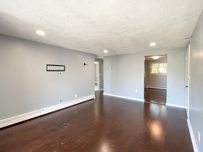 Building Photo - 4 Woodcrest Ct