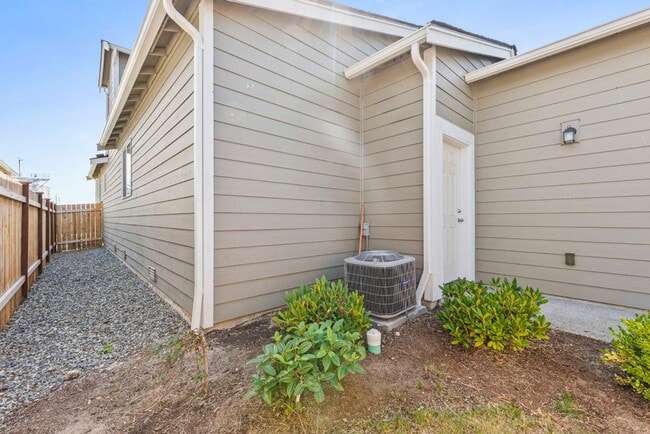 Building Photo - Modern Yelm Home Near JBLM | 3 Bed, 2.25 B...