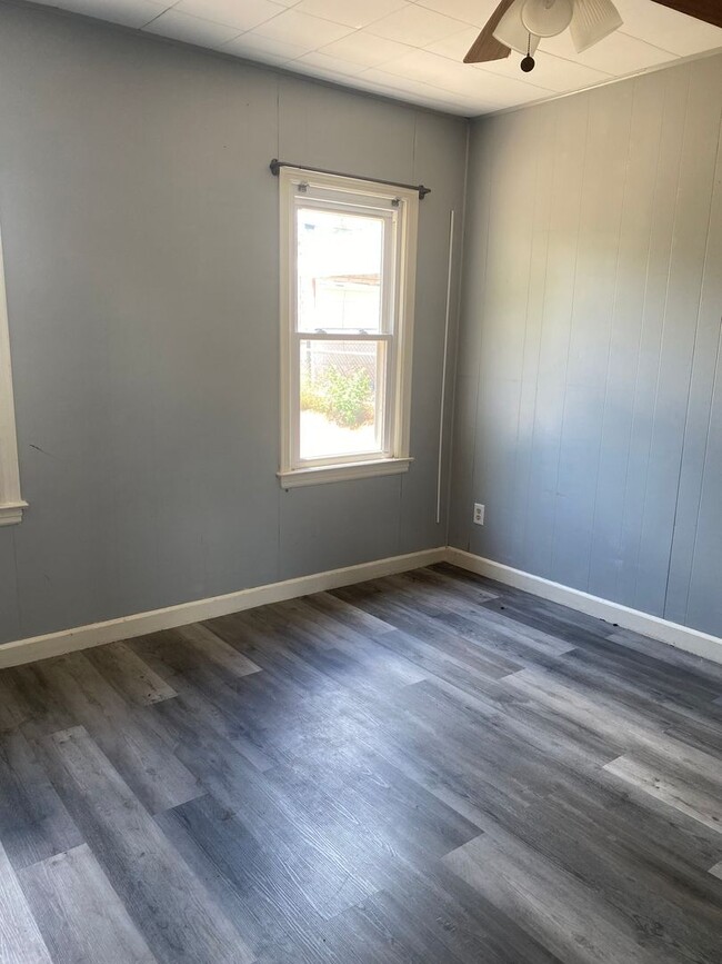 Building Photo - 2 bedroom 1 bath home in Sweetwater near S...