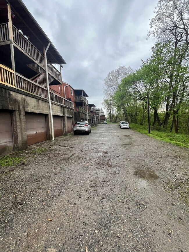 Building Photo - Updated 1 Bedroom with Deck and Garage space!