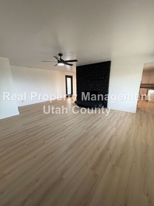 Building Photo - 9580 N Cyn Rd