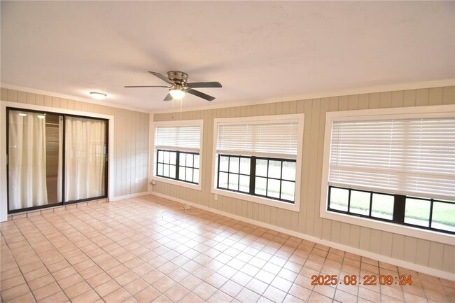 Building Photo - 1455 Ridgelane Cir S