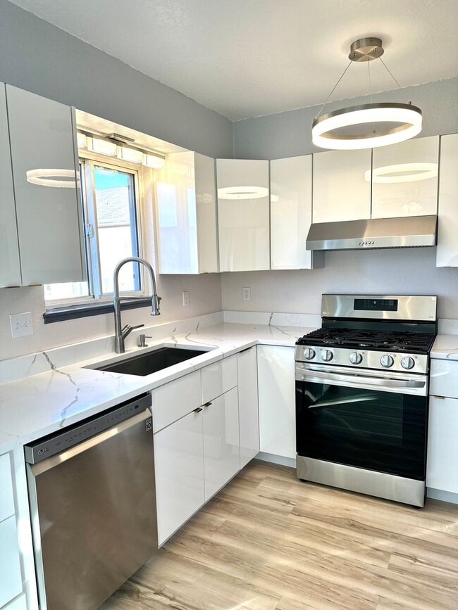 Building Photo - Newly Renovated Home 3 Bed 1 1/2 Bath 1-Car Garage on Century Place!