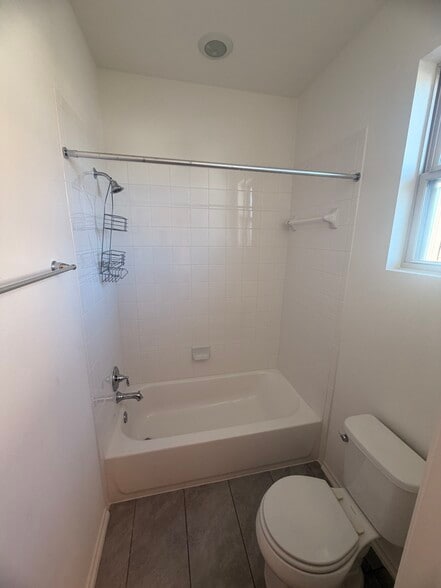 Upstairs bathroom - 1912 Tasmanian Tiger Trce