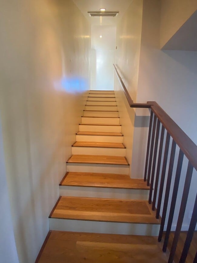 Building Photo - Modern Townhome with Gorgeous City Views – Prime Thousand Oaks Locati