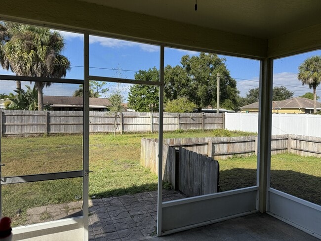 Building Photo - 442 Fillmore Ave NE