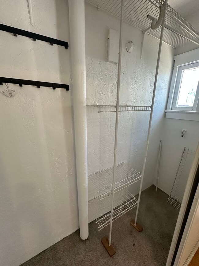 Building Photo - Quaint Craftsman House w/Garage, fenced yard, available now for 1 year lease to start!!!