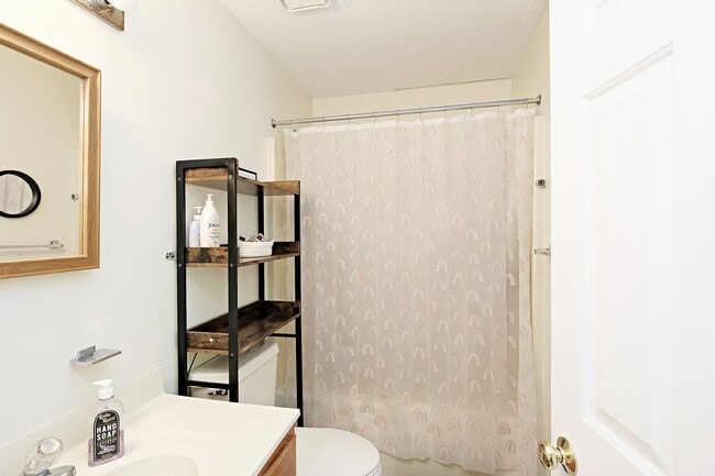 Building Photo - Pet-Friendly One-Level Lake Monticello Home