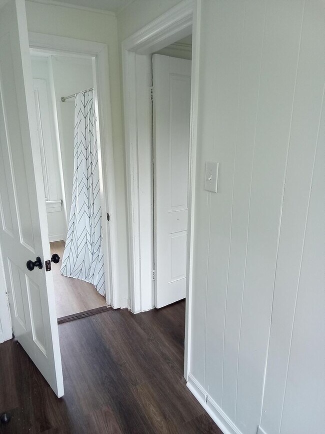 Building Photo - Renovated 2BR, 1 BA SFH
