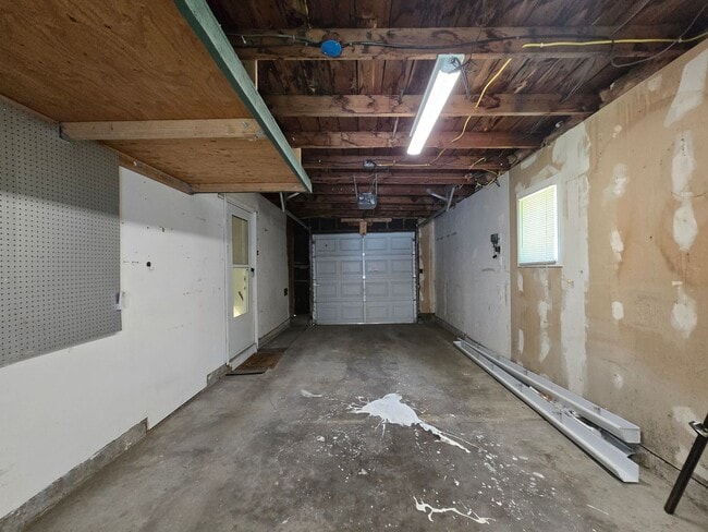 Building Photo - Spacious 4 Bedroom Home with Solar Panels, Fully Fenced Yard on Rimrock Rd
