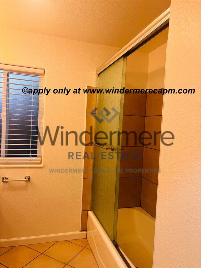 Building Photo - Charming 3 Bedroom Home with Bonus Room & ...