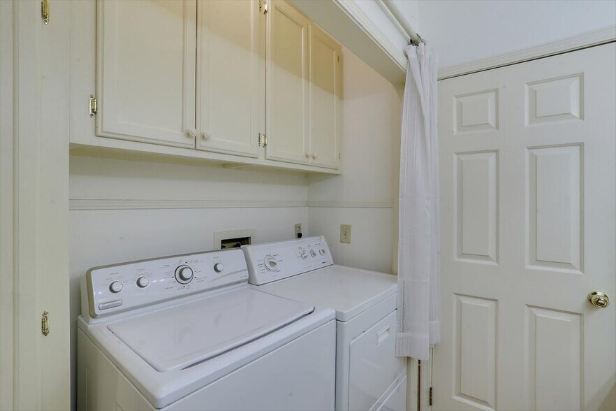 Building Photo - 1330 Roxbury Ct