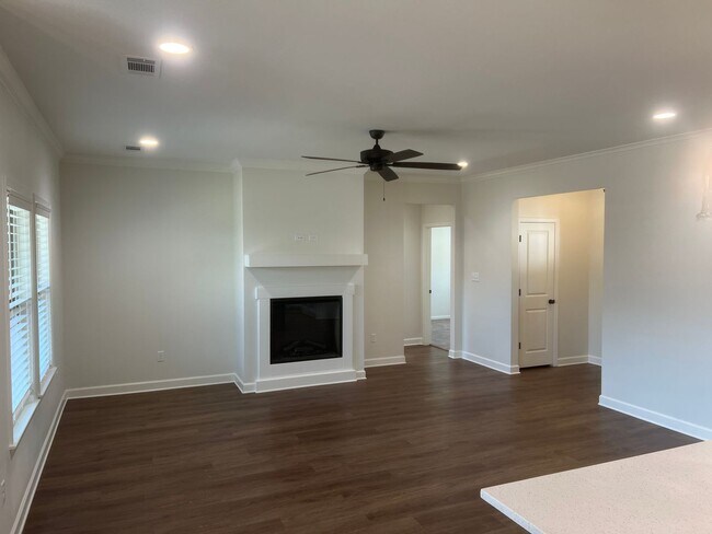 Building Photo - Charming 3 Bed 2 Bath Home