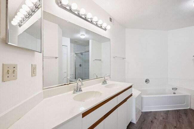 Building Photo - Ground Floor 2 Bed / 2 Bath with New Flooring