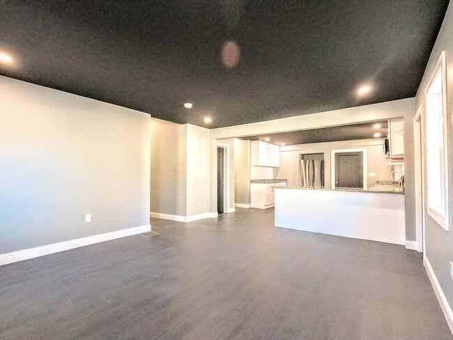 Building Photo - 2 Sunnyside St