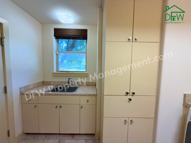 Building Photo - 4 Bedroom, 4 1/2 Bathroom Home with Pool for Lease in Irving