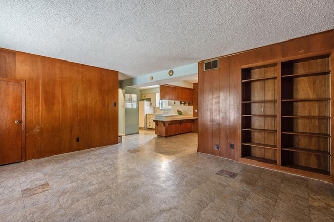 Building Photo - 8401 Tecumseh Dr