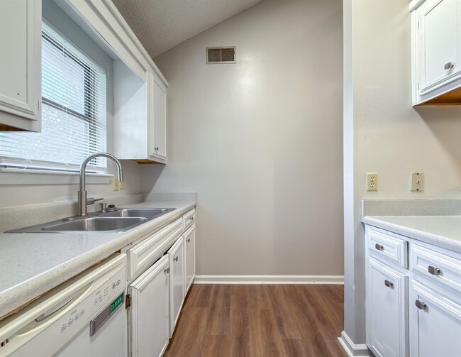 Building Photo - 1556 Twin Lakes Cir