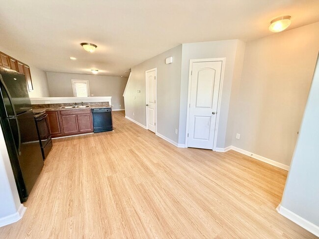Building Photo - Beautiful 2 Bed 2.5 Bath townhome located ...