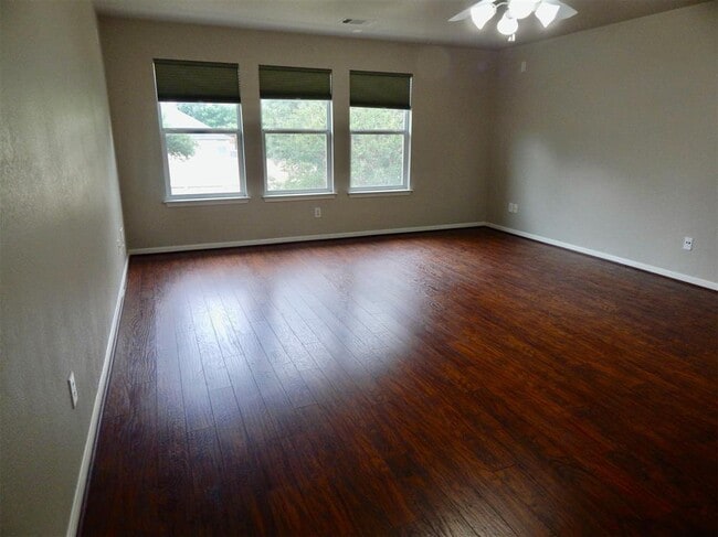 Building Photo - 1110 Willowbrook Dr