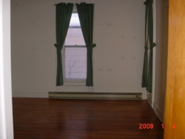 Building Photo - West Pleasant St - 004