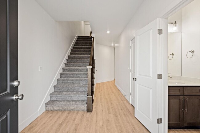 Building Photo - Beautiful 4 bedroom, 3.5 bathroom twin home in St George!
