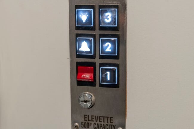 Building Photo - 2174 Briarglen Dr