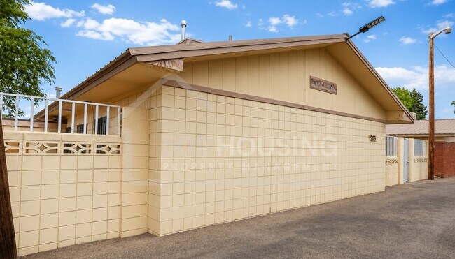 Building Photo - Large Move-In Ready 1-Bedroom Near Kirtland AFB
