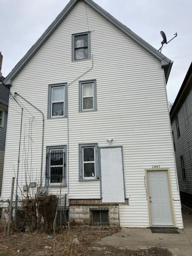 Building Photo - Recently Updated 2 Bedroom Upper Duplex wi...